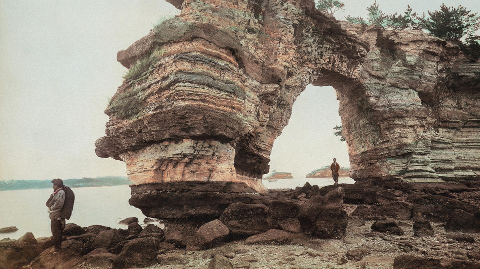 Eine der letzten Fotodoppelseiten in dem Bildband "Japan 1900": Es zeigt das Felsentor in der Matsushima-Bucht.