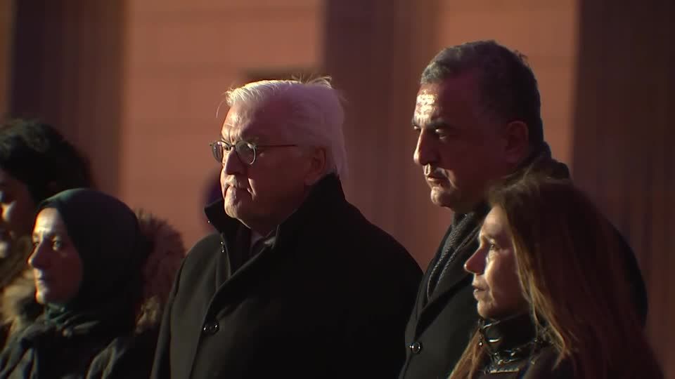 Video: Steinmeier gedenkt der Erdbebenopfer: "Wir sind vereint in Trauer und Schmerz" Video: Steinmeier gedenkt der Erdbebenopfer: "Wir sind vereint in Trauer und Schmerz"