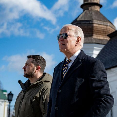 US-Präsiden Joe Biden (l.) mit seinem ukrainischen Amtskollegen Wolodymyr Selenskyj in Kiew