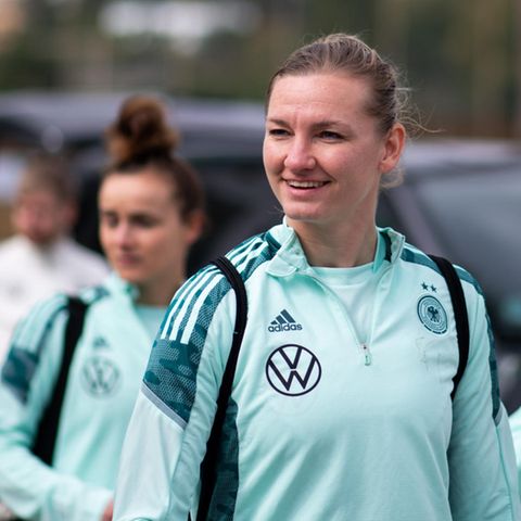 Alexandra Popp in Marbella auf dem Weg zum Trainingsplatz