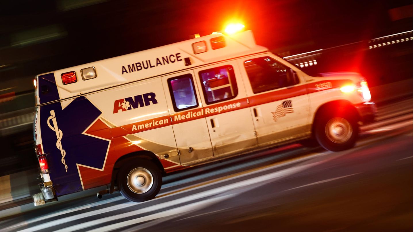 Ein Krankenwagen in Washington DC. Die US-Verkehrsbehörde beschäftigt sich mit einem Tesla-Unfall.