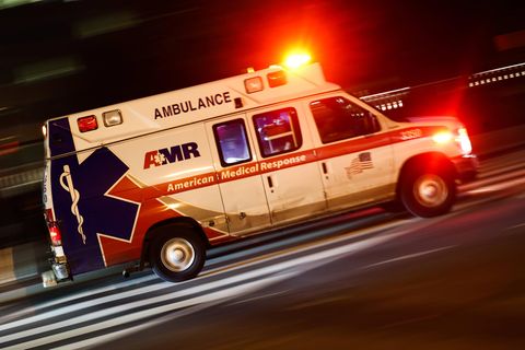 Ein Krankenwagen in Washington DC. Die US-Verkehrsbehörde beschäftigt sich mit einem Tesla-Unfall.