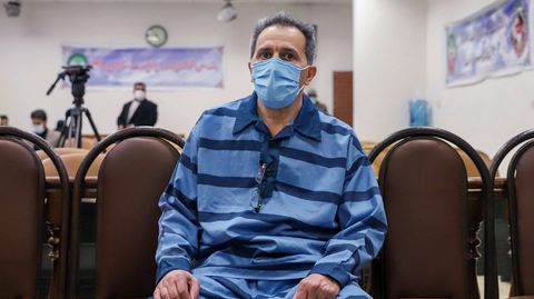 Jamshid Sharmarhd im Gerichtssall in Teheran