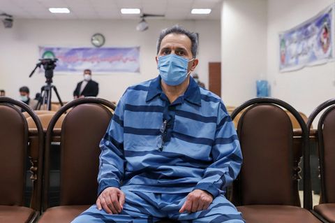 Jamshid Sharmarhd im Gerichtssall in Teheran