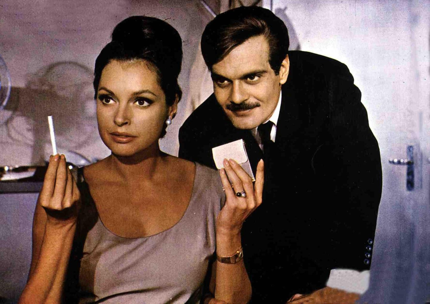 Der Erfolg von "Das Mädchen Rosemarie" beflügelte ihre internationale Karriere. Tiller drehte mehr als 70 Filme und spielte an der Seite hochrangiger Stars wie Curd Jürgens, Jean Gabin, Robert Mitchum oder Jean-Paul Belmondo. 1966 war sie in dem Film "Mohn ist auch eine Blume" teil des Allstar-Ensembles zusammen mit Yul Brynner, Marcello Mastroianni, Rita Hayworth und Omar Sharif (Foto). 
