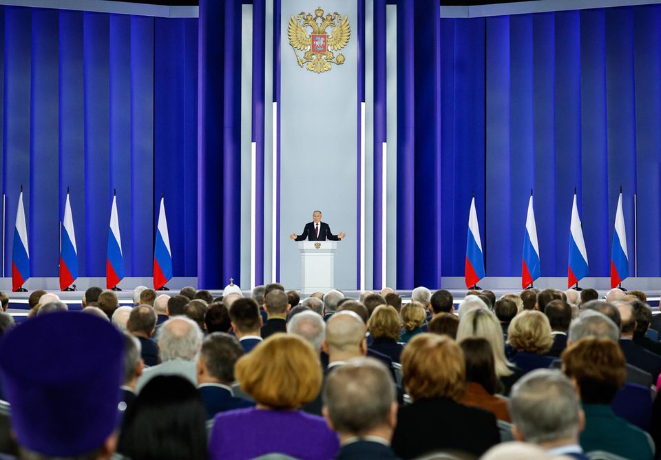 Wladimir Putin vor der versammelten russischen Elite 