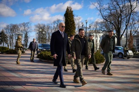 Joe Biden (l.) und Wolodymyr Selenskyj in Kiew.