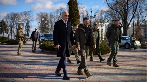 Joe Biden (l.) und Wolodymyr Selenskyj in Kiew.