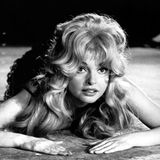 In den 50er und 60er Jahren galt Nadja Tiller als Sexsymbol. Kein Wunder, dass sie in der gleichnamigen Literaturverfilmung 1962 die Rolle der Männer verschlingenden "Lulu" spielte. Die Kritiker waren von ihrer Perfomance jedoch nicht überwältig: "Anstelle der alle Sittengesetze umstürzenden Dämonie des Geschlechts praktiziert Nadja Tiller […] professionellen Sex-Appeal mittels Netzstrümpfen und Schleierhemdchen", schrieb der "Spiegel" seinerzeit. 