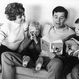 Es war, nach allem was man weiß, eine glückliche Ehe, die das Schauspiel-Paar führte. Und schon bald kamen Kinder: 1959 und 1964 wurden eine Tochter und ein Sohn geboren. Die Tiller-Gillers zeigten sich gerne als intakte Familie. Hier liest Papa Walter aus seinem selbstgeschriebenen Kinderbuch "Lustige Geschichten von Natascha und Jan" vor. 