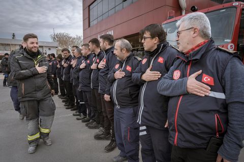 Deutsche Helfer verabschieden sich von der Feuerwehr