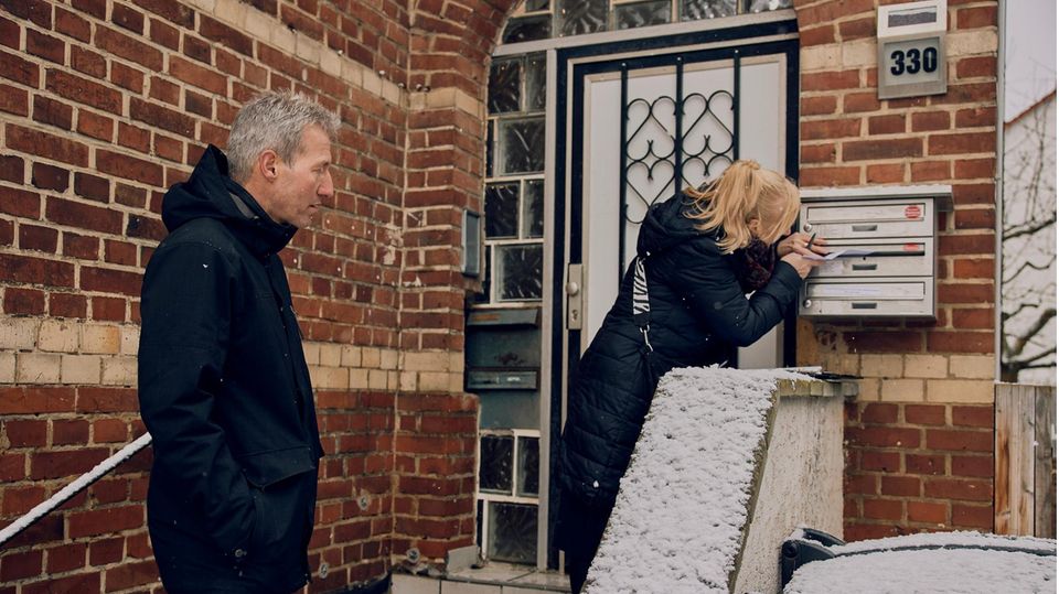 Robert Scheiter und Sabine Ley klingeln an der Tür