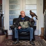 Südafrika mit einem Greifvogel auf der Hand