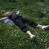 Sofie Jankuhn liegt auf dem Rücken im Gras