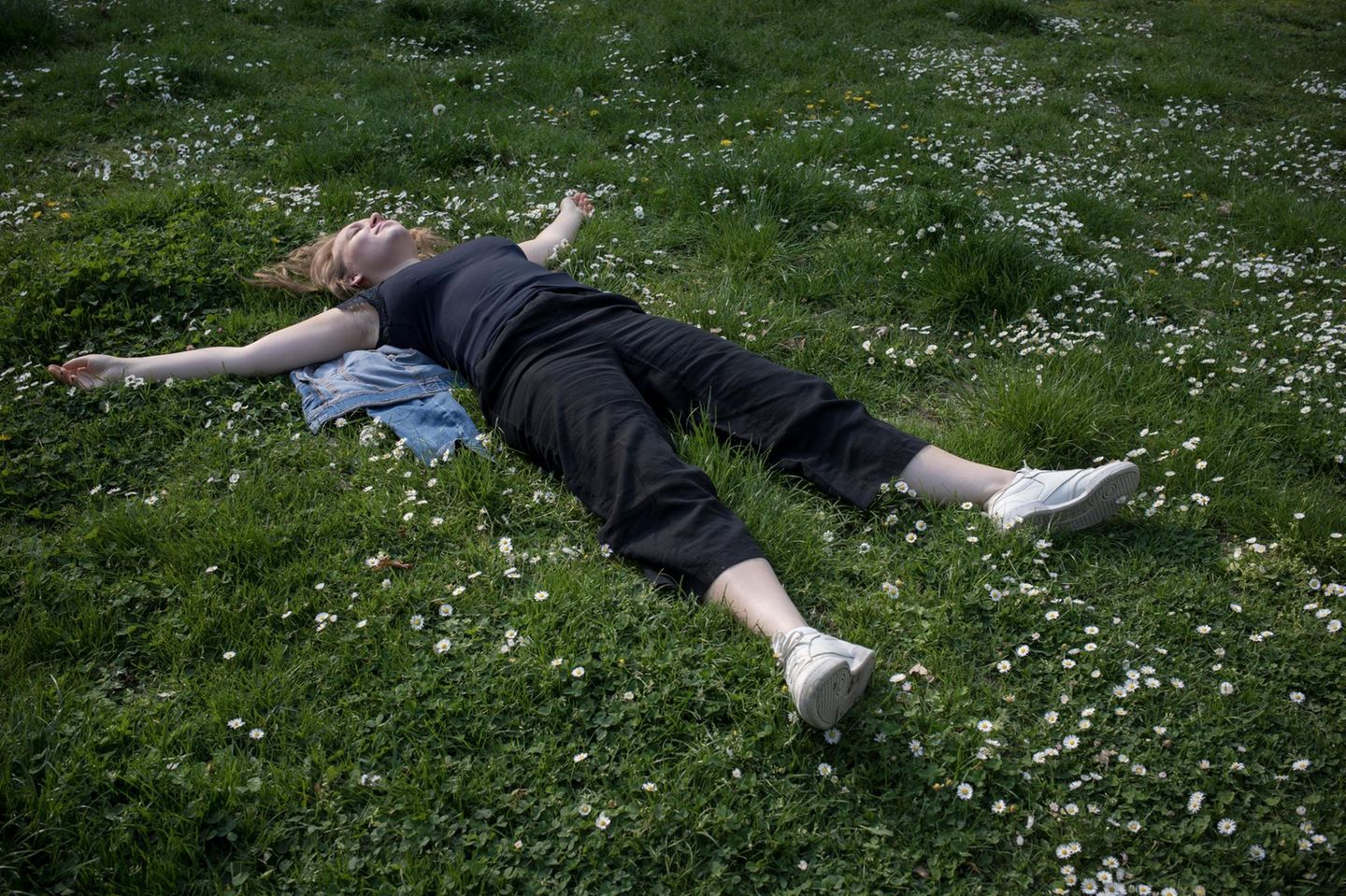 Sofie Jankuhn liegt auf dem Rücken im Gras Sofie Jankuhn liegt auf dem Rücken im Gras