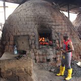 Lambet Kehven vor einem großen Ofen aus Stein