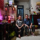 Binh Phan und sein Sohn in ihrem Wohnzimmer