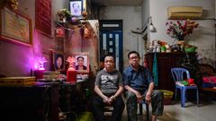 Binh Phan und sein Sohn in ihrem Wohnzimmer