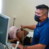 Marvin Dipoikromo untersucht eine schwangere Frau