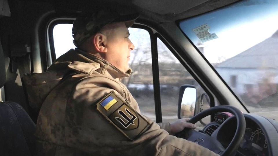 "Liege manchmal nur da und weine": Totenfahrer Taras holt Gefallene von der Front