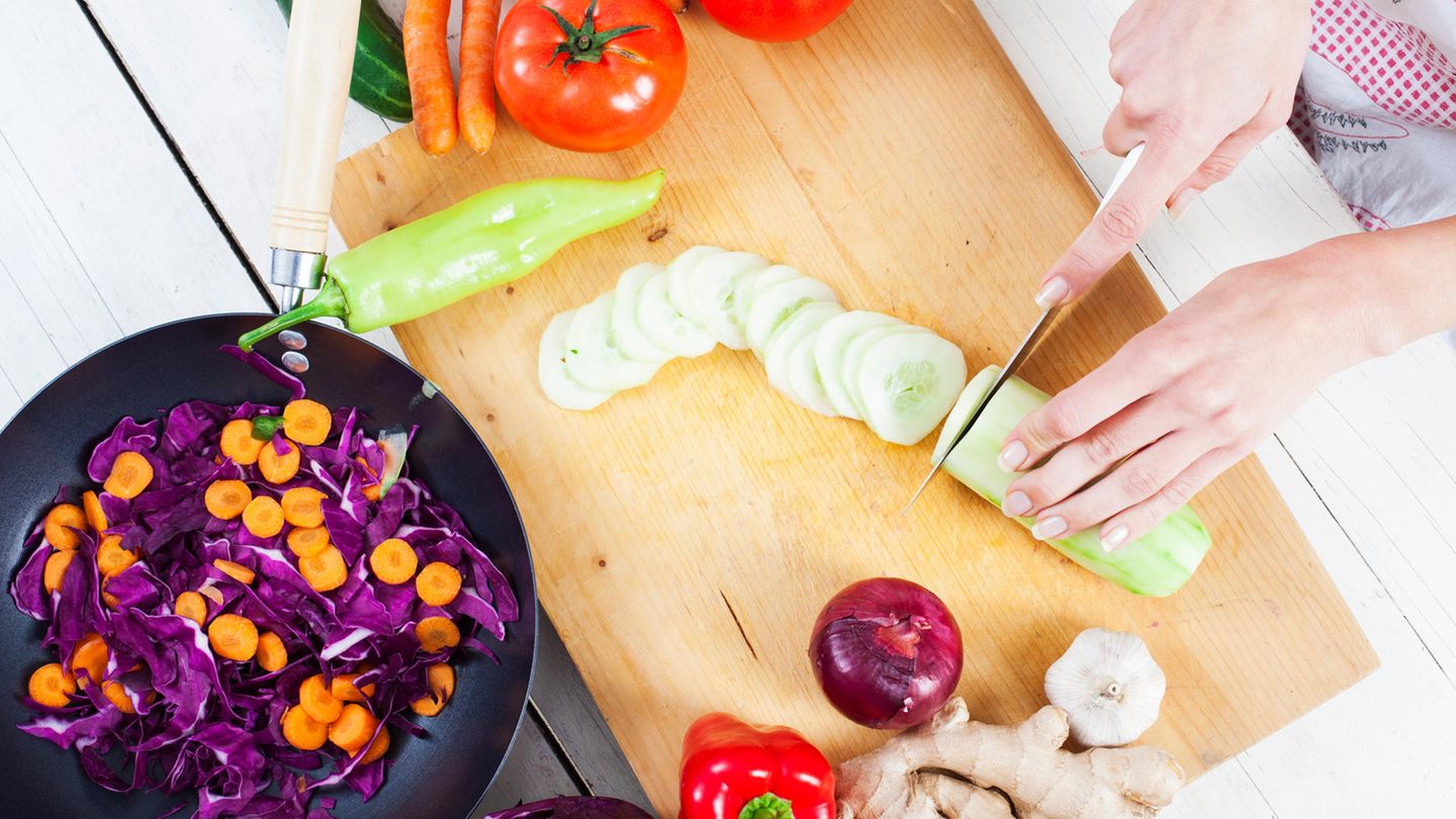 Selbst kochen, statt Fertigware  Es ist gesund, macht ein gutes Gefühl und spart ungemein: Selbst kochen, statt Fertigware aufwärmen. Spitzkohl, Möhren, Zwiebeln etwas Ingwer und Gewürze– viel mehr braucht es nicht für das schnelle Spitzkohl-Curry. Wer etwas mehr zubereitet, hat gleich sein eignes Fertiggereicht für den nächsten Tag. Fein geschnittene Kartoffeln, Möhren und Paprika auf ein Backblech und in 30 Minuten ist die "Gemüsepfanne" fertig - ohne umrühren und wenden. Am besten saisonal einkaufen, das spart nochmal.