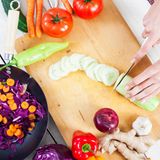 Selbst kochen, statt Fertigware  Es ist gesund, macht ein gutes Gefühl und spart ungemein: Selbst kochen, statt Fertigware aufwärmen. Spitzkohl, Möhren, Zwiebeln etwas Ingwer und Gewürze– viel mehr braucht es nicht für das schnelle Spitzkohl-Curry. Wer etwas mehr zubereitet, hat gleich sein eignes Fertiggereicht für den nächsten Tag. Fein geschnittene Kartoffeln, Möhren und Paprika auf ein Backblech und in 30 Minuten ist die "Gemüsepfanne" fertig - ohne umrühren und wenden. Am besten saisonal einkaufen, das spart nochmal.