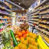 Einkaufen: Satt und mit gesenktem Blick  Der eine oder andere Euro bleibt schon mit zwei simplen Tricks auf dem Konto. Erstens: Nie mit leeren Magen Einkaufen gehen. Wer hungrig ist, kauft mehr, als er braucht. Zweitens: Stets den Blick in den Gängen gesenkt halten. Die günstigsten Angebote sortieren die Märkte in die unteren Regalebenen. Teure Markenprodukte sind auf Augenhöhe platziert, günstigere Alternativen wie die Hausmarken auf Kniehöhe. Der Handel nennt günstigen Angebote nicht umsonst "Bückware".