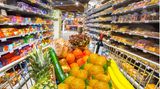 Einkaufen: Satt und mit gesenktem Blick  Der eine oder andere Euro bleibt schon mit zwei simplen Tricks auf dem Konto. Erstens: Nie mit leeren Magen Einkaufen gehen. Wer hungrig ist, kauft mehr, als er braucht. Zweitens: Stets den Blick in den Gängen gesenkt halten. Die günstigsten Angebote sortieren die Märkte in die unteren Regalebenen. Teure Markenprodukte sind auf Augenhöhe platziert, günstigere Alternativen wie die Hausmarken auf Kniehöhe. Der Handel nennt günstigen Angebote nicht umsonst "Bückware".
