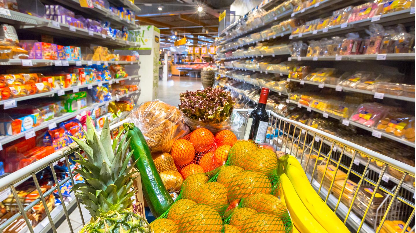 Einkaufen: Satt und mit gesenktem Blick  Der eine oder andere Euro bleibt schon mit zwei simplen Tricks auf dem Konto. Erstens: Nie mit leeren Magen Einkaufen gehen. Wer hungrig ist, kauft mehr, als er braucht. Zweitens: Stets den Blick in den Gängen gesenkt halten. Die günstigsten Angebote sortieren die Märkte in die unteren Regalebenen. Teure Markenprodukte sind auf Augenhöhe platziert, günstigere Alternativen wie die Hausmarken auf Kniehöhe. Der Handel nennt günstigen Angebote nicht umsonst "Bückware".