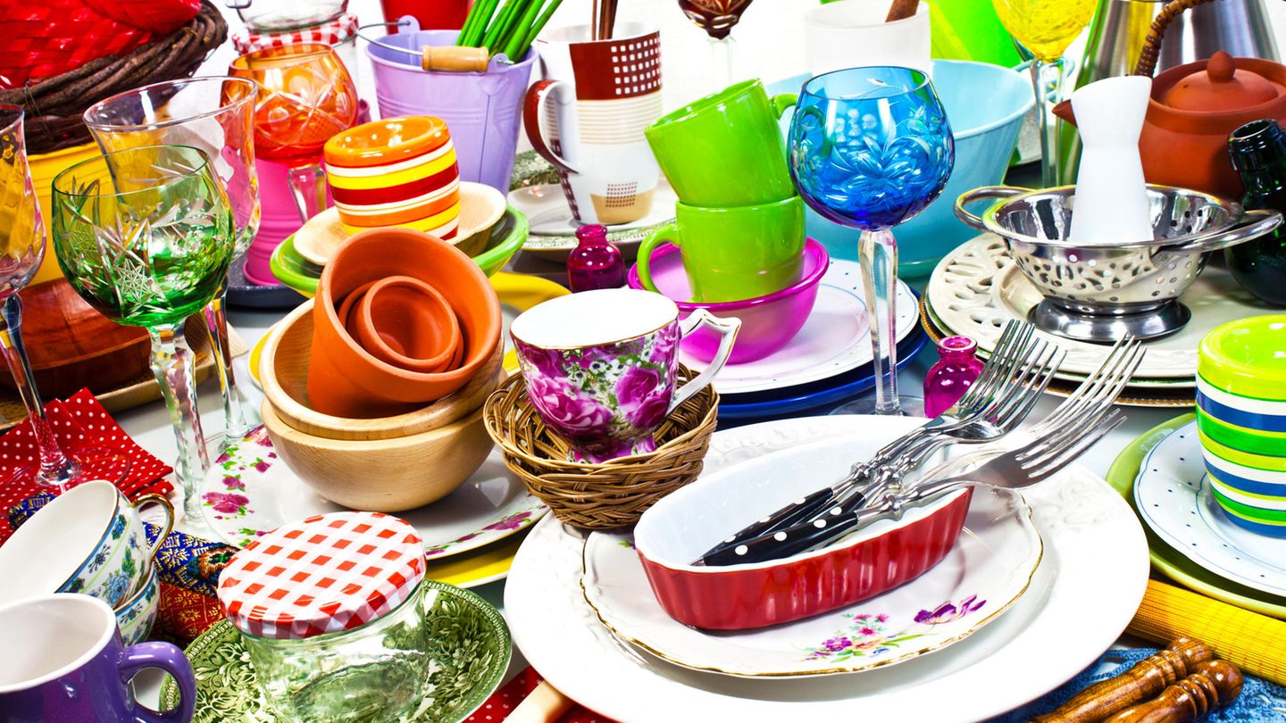 Konsum: Gebraucht statt neu  Mit Kleinanzeige-Plattformen wie E-Bay-Kleinanzeigen lässt sich enorm viel Geld sparen. Von Haushaltsgeräten, Kleidung bis hin zu Möbeln oder Fahrrädern gibt es nahezu alles. Manches wird für kleines Geld angeboten oder sogar verschenkt. Tipp: Schreiben Sie dem Verkäufer in ganzen Sätzen und in verbindlichem Ton, fragen Sie nicht nach Anlieferung und verhandeln dann noch. Damit heben Sie sich schon wohltuend von der breiten Masse ab und erhalten den Zuschlag. 