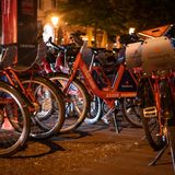 Wecke den Holländer in Dir: Rad fahren  Größere Städte haben Leihräder-Systeme, ansonsten tut es auch ein Gebrauchtrad. Strecken bis sechs Kilometer lassen sich locker mit dem Rad anstatt mit dem Auto oder dem öffentlichen Nahverkehr bewältigen. Für längere Distanzen mag ein Pedelec praktisch sein, auch die gibt es mittlerweile schon gebraucht. Oder fragen Sie den Arbeitgeber nach einem "Job Rad". Diese Leasingräder mit anschließender Kaufoption lohnen sich in vielen Fällen, vor allem bei teureren E-Bikes.