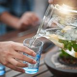 Leitungswasser, lecker  Die Qualität des Leitungswassers ist in Deutschland nicht schlechter als das der meisten Selterswasser. Entweder als Schorle mit Saft mischen oder einmal in einen "Sprudler" investieren.  Die Kohlesäureflaschen gibt es im Austausch. Lohnt sich schon mittelfristig.