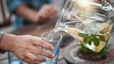 Leitungswasser, lecker  Die Qualität des Leitungswassers ist in Deutschland nicht schlechter als das der meisten Selterswasser. Entweder als Schorle mit Saft mischen oder einmal in einen "Sprudler" investieren.  Die Kohlesäureflaschen gibt es im Austausch. Lohnt sich schon mittelfristig.