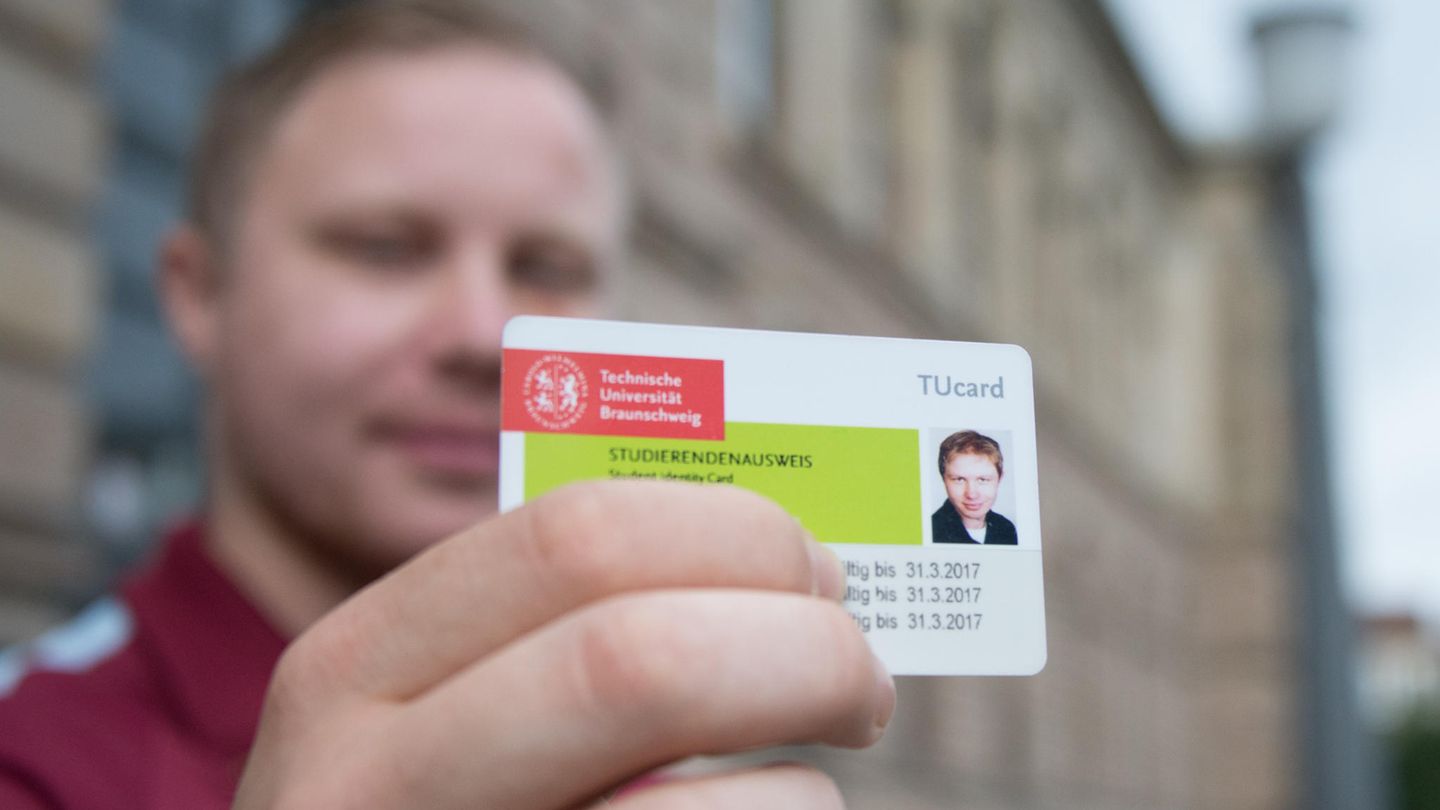 Auf den eigenen Vorteil bedacht sein  Für Schüler, Studenten und Auszubildende gibt es zahlreiche Vergünstigungen. Kostenloses Girokonto, GEZ-Befreiung, günstige Krankenversicherung, Studententickets, günstige Mobilfunkverträge uns einiges mehr. Wer hier clever ist, kann deutlich sparen.