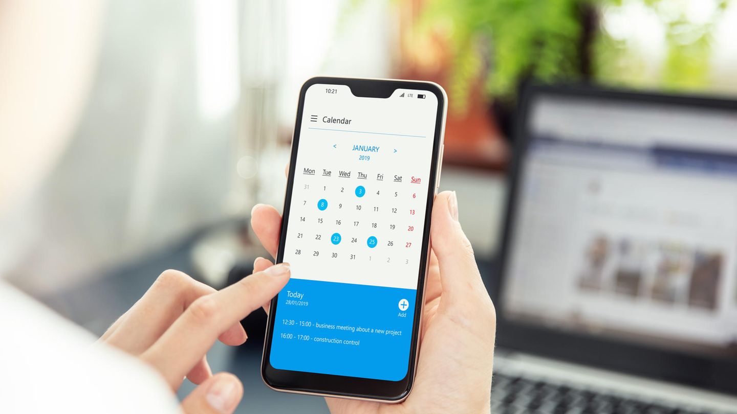 Sei wechselwillig und liebe Kalender  Ganz gleich ob Girokonto, Strom- Gas-Anbieter, Versicherungen oder Handyvertrag. Wechsel lohnt in der Regel immer und ist heute in vielen Fällen auch völlig problemlos. Wichtig ist: Tragen Sie sich bei all ihren Verträgen die Kündigungsfristen in den Kalender ein. Erinnerung zwei Wochen vor dem Ablauf der Frist. Denn sich automatisch verlängernde Verträge sind tückisch. Einmal den Termin verpasst und schon hängt man beispielsweise in einem teurem Handyvertrag, ob wohl es günstigere gibt. Oft sogar mit Prämien obendrauf.