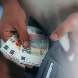 Nur Bares ist Wahres  Alternativ zu den digitalen Tools kann auch Bargeld zum bewussten Geldausgeben führen. Alle nicht fixen Kosten zwei Monate lang nur bar bezahlen und sich selbst einen Rahmen vorgeben. Zum Beispiel 300 Euro sollen für den Monat reichen. Ob das hinhaut, lässt sich live in der Brieftasche nachverfolgen. Wer es genau wissen will, führt begleitend ein Haushaltsbuch über die Ausgaben. Nach den acht Wochen sollte ein realistisches Bild über den Finanzbedarf vorliegen und eine Idee, was sich tatsächlich sparen ließe.