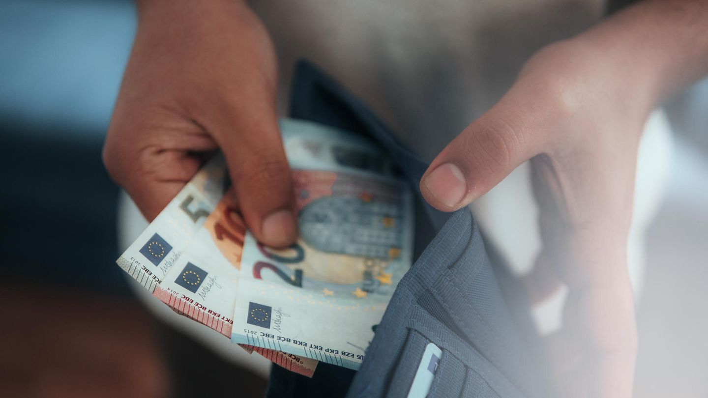Nur Bares ist Wahres  Alternativ zu den digitalen Tools kann auch Bargeld zum bewussten Geldausgeben führen. Alle nicht fixen Kosten zwei Monate lang nur bar bezahlen und sich selbst einen Rahmen vorgeben. Zum Beispiel 300 Euro sollen für den Monat reichen. Ob das hinhaut, lässt sich live in der Brieftasche nachverfolgen. Wer es genau wissen will, führt begleitend ein Haushaltsbuch über die Ausgaben. Nach den acht Wochen sollte ein realistisches Bild über den Finanzbedarf vorliegen und eine Idee, was sich tatsächlich sparen ließe.