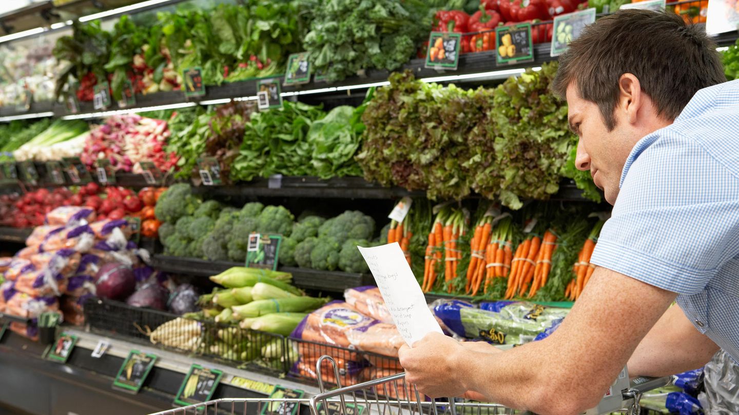 Supermarkt: Sei nicht spontan!  Spontanität schadet dem Geldbeutel. Lieber mit einem Plan in den Supermarkt gehen. Was will ich heute, morgen und übermorgen kochen? Aufschreiben, nur diese Dinge einkaufen und Geld sparen. Ansonsten landen die sogenannten Impulsprodukte im Einkaufswagen, nicht umsonst findet sich die Abteilung Süßigkeiten gern am Ende des Marktes.