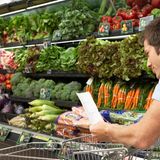 Supermarkt: Sei nicht spontan!  Spontanität schadet dem Geldbeutel. Lieber mit einem Plan in den Supermarkt gehen. Was will ich heute, morgen und übermorgen kochen? Aufschreiben, nur diese Dinge einkaufen und Geld sparen. Ansonsten landen die sogenannten Impulsprodukte im Einkaufswagen, nicht umsonst findet sich die Abteilung Süßigkeiten gern am Ende des Marktes.