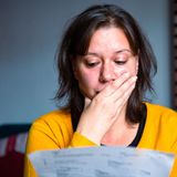 Mache. Keine. Schulden.  Niemals Schulden machen, niemals den Dispokredit antasten. Schon gar nicht in Schulden für einen Urlaub oder ein unnötiges Konsumprodukt gehen. Sich nicht von Null-Prozent-Finanzierung locken lassen. Rabatt ist das, was der Kaufmann vorher draufgeschlagen hat. Konsumschulden sind der schnellste Weg, dauerhaft über die eigenen Verhältnisse zu leben und nie in der Lage zu sein, ein Vermögen aufzubauen.