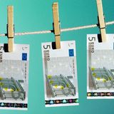 Der 5 Euro-Trick  Ok, der Trick klappt nur, wenn man mit Bargeld unterwegs ist. Jeden Abend schauen, ob sich ein Fünf-Euroschein in der Geldbörse befindet. Falls ja, in ein Kästchen wegpacken und erst nach einem Jahr reinschauen. Ließe sich gut mit dem Start ins Nichtraucherleben kombinieren. Wer zwei oder mehr Schachteln im Monat inhaliert hat, legt sich pro Woche einen Fünfer ins Kästchen.