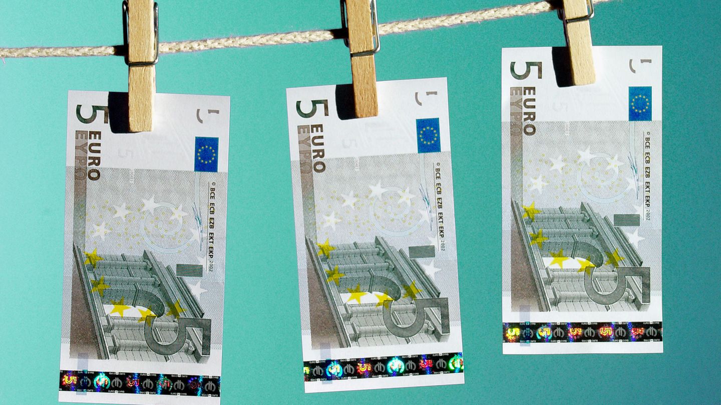 Der 5 Euro-Trick  Ok, der Trick klappt nur, wenn man mit Bargeld unterwegs ist. Jeden Abend schauen, ob sich ein Fünf-Euroschein in der Geldbörse befindet. Falls ja, in ein Kästchen wegpacken und erst nach einem Jahr reinschauen. Ließe sich gut mit dem Start ins Nichtraucherleben kombinieren. Wer zwei oder mehr Schachteln im Monat inhaliert hat, legt sich pro Woche einen Fünfer ins Kästchen.