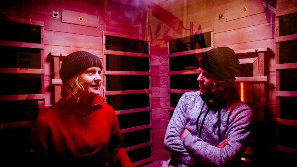 Jana Luck und Julia Wittig mit Mütze in der Infrarotkabine