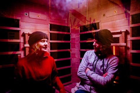 Jana Luck und Julia Wittig mit Mütze in der Infrarotkabine