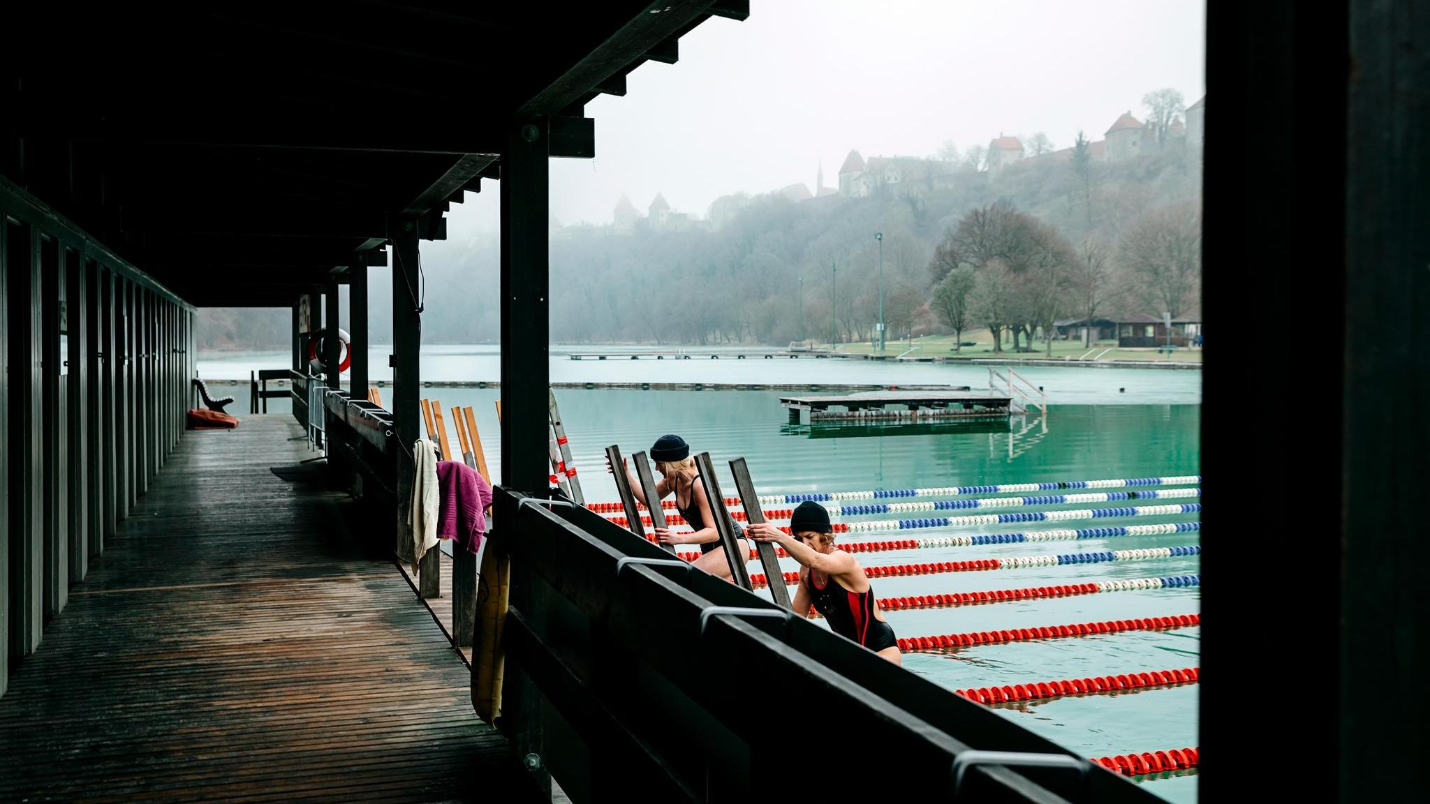 Jana Luck und Julia Wittig steigen aus dem Wöhrsee