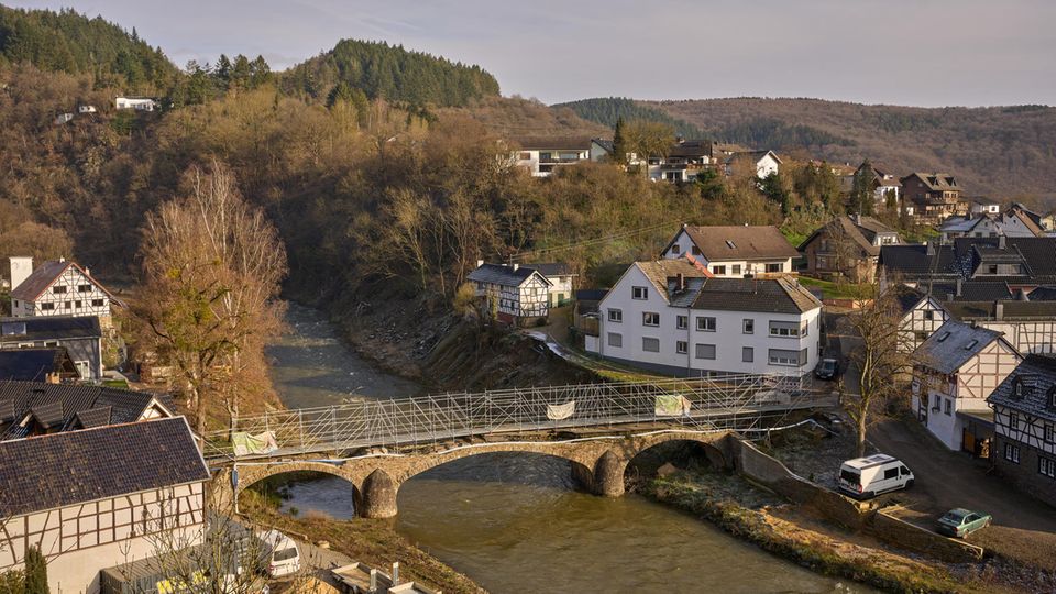 "Sie haben uns das Blaue vom Himmel versprochen": Menschen im Ahrtal warten weiterhin auf Geld