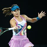 Emma Raducanu verzauberte die Tenniswelt, als sie 2021 völlig überraschend die US Open gewann. Die damals 18-Jährige hatte es als Nummer 150 in der Weltrangliste lediglich über die Qualifikation in das Grand-Slam-Turnier geschafft. Es folgte eine Flut lukrativer Werbeverträge, unter anderem mit British Airways, Dior, Porsche und Vodafone. Deren Wert belief sich laut "Forbes" 2022 auf 18 Mio. Dollar. Die Britin habe zudem 700.000 Dollar an Preisgeldern erspielt.