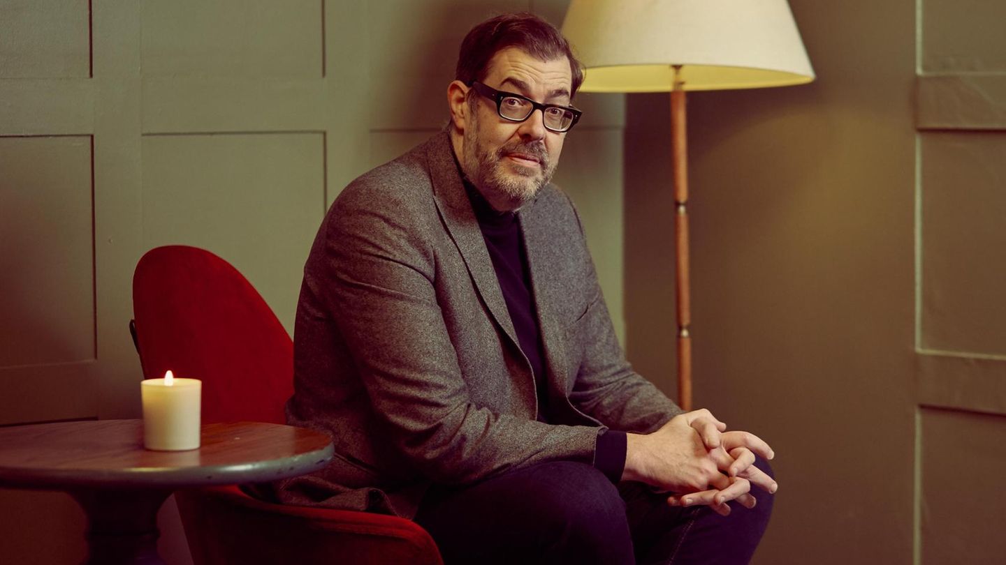 Donnerstagsmordclub: Wie Richard Osman mit seinen Romanen Welterfolge ...
