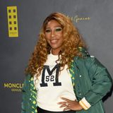 Die Top 2 der bestbezahlten Sportlerinnen der Welt setzen sich vom Rest des Feldes ab. Serena Williams (41) kam laut "Forbes" zuletzt auf ein Jahreseinkommen von 41,3 Mio. Dollar, also doppelt so viel wie Eileen Gu auf Platz drei. Die Tennislegende, die 23 Grand-Slam-Turniere im Einzel gewann, verdiente wie ihre Schwester 2022 nahezu all ihr Geld mit Vorträgen oder Werbeverträgen. Hinzu kamen laut "Forbes" unter anderem Erträge aus ihrer Investmentfirma. Williams, die mit Reddit-Gründer Alexis Ohanian verheiratet ist, hat mittlerweile das Ende ihrer aktiven Laufbahn verkündet.