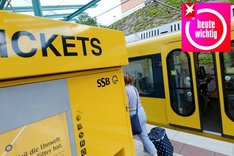 Ein Ticketautomat steht an einer Haltestelle einer U-Bahn in Stuttgart-Sillenbuch